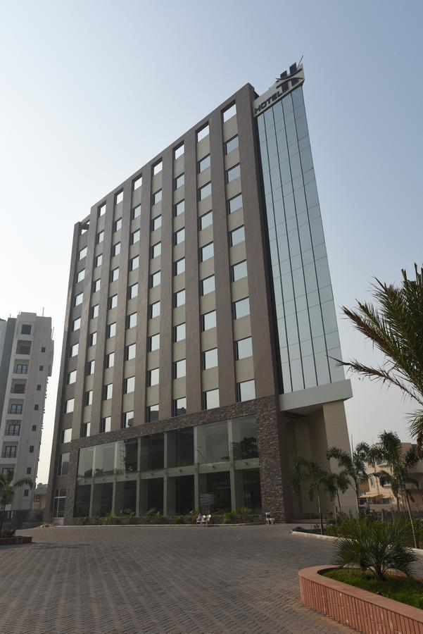 Hotel H - Sandhill Hotels Private Limited Ānand Esterno foto