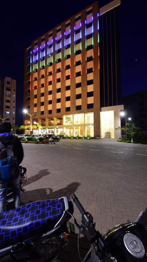 Hotel H - Sandhill Hotels Private Limited Ānand Esterno foto
