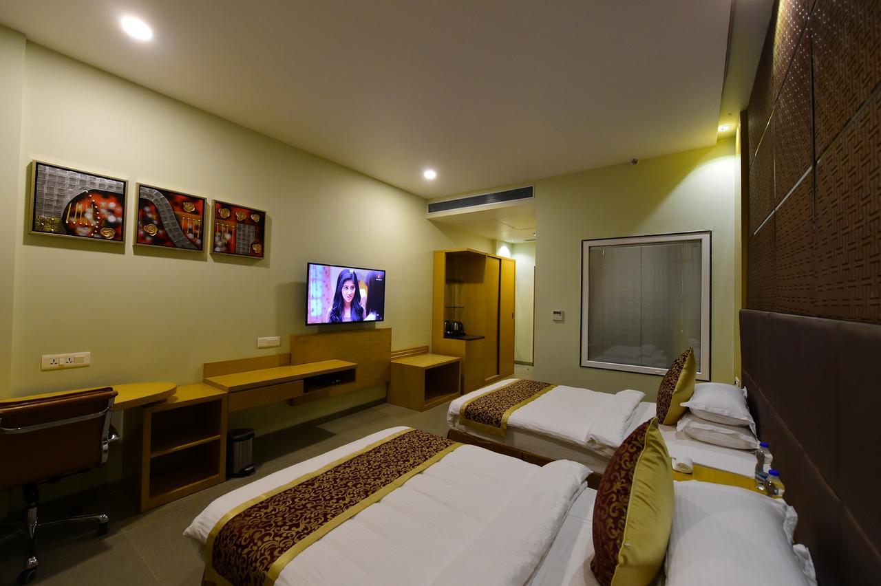 Hotel H - Sandhill Hotels Private Limited Ānand Esterno foto