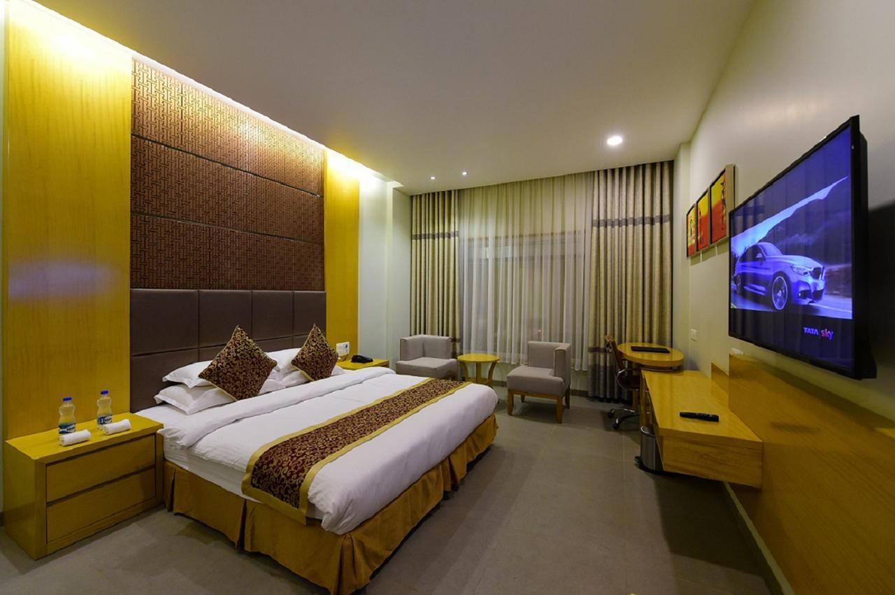 Hotel H - Sandhill Hotels Private Limited Ānand Esterno foto